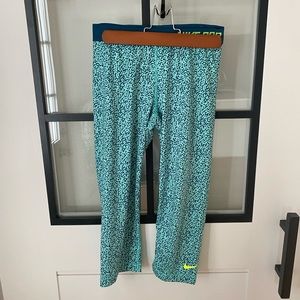 Nike Pro Cropped Workout Leggings - Medium